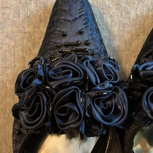 Navy pointed toe shoes. Flowers & beads design. - Picture 6 of 11